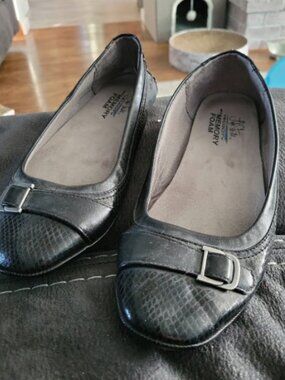 Women's size 9 black flats